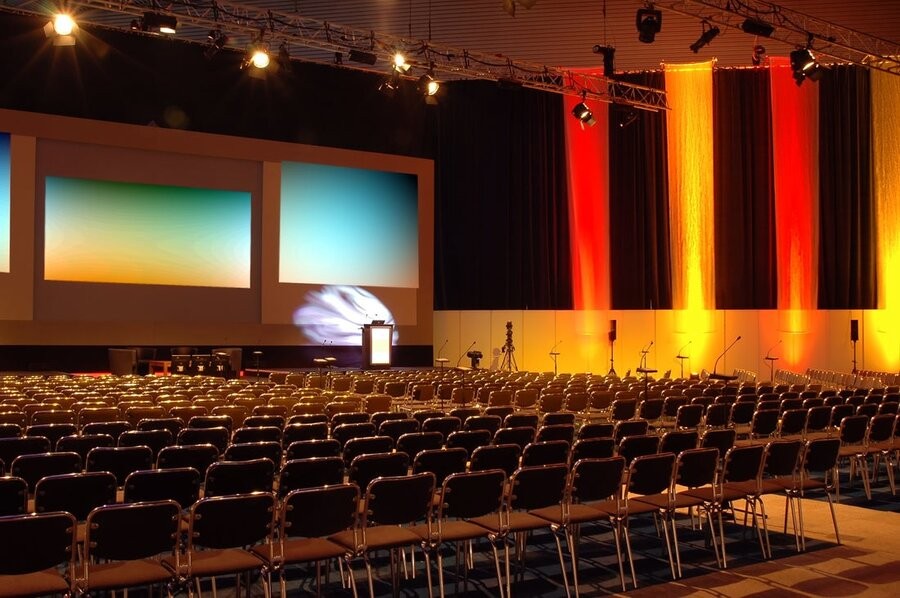 top-benefits-features-of-an-auditorium-sound-system-for-your-company